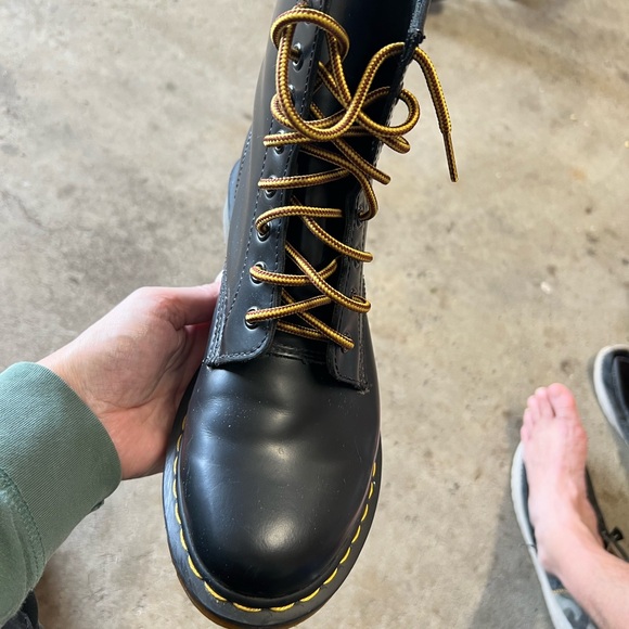 Nearly new Dr Martens, size 9 - Picture 3 of 6